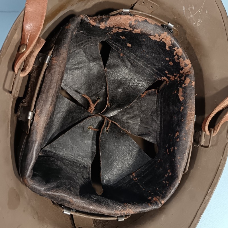 CASQUE TROUPE MODELE 1926 AVEC INSIGNE GENIE MODELE 1935 KAKI  POUR LE GENIE COMPLET