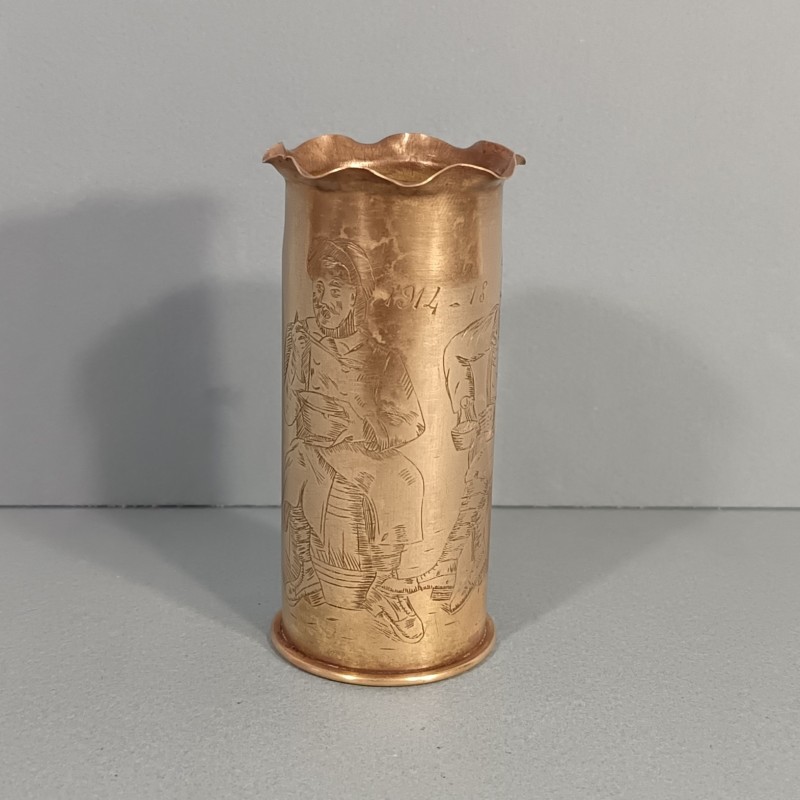 ARTISANAT DE TRANCHEES SOUVENIR GUERRE 1914 1918 DOUILLE 37-85 GRAVEE AVEC DEUX POILUS A LA GAMELLE