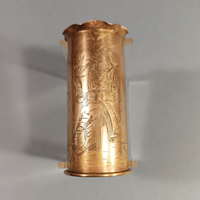 ARTISANAT DE TRANCHEES SOUVENIR GUERRE 1914 1918 DOUILLE 37-85 GRAVEE AVEC DEUX POILUS A LA GAMELLE