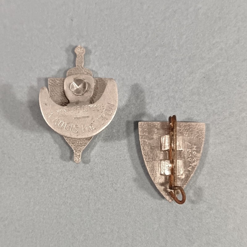 2 INSIGNES OU BOUTONNIERES PATRIOTIQUES EN ALUMINIUM DE LA LEGION FRANCAISE DES COMBATTANTS DU MARECHAL PETAIN