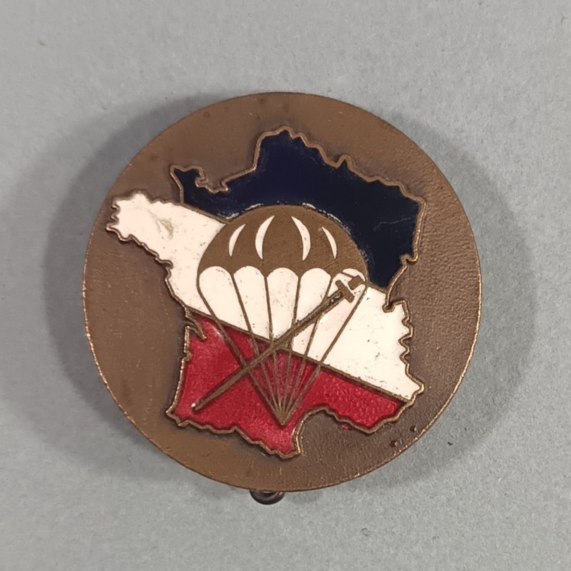 INSIGNE MILITAIRE 1 er BATAILLON DE CHOC PARACHUTISTES FABRICATION DELSART RETIRAGE DU MODELE DU FABRICANT JANVIER