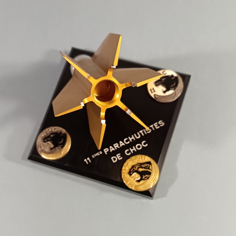 PRESSE PAPIER SOUVENIR DU 11 ème BATAILLON PARACHUTISTES DE CHOC INSIGNES ET EMPENNAGE DE ROQUETTE