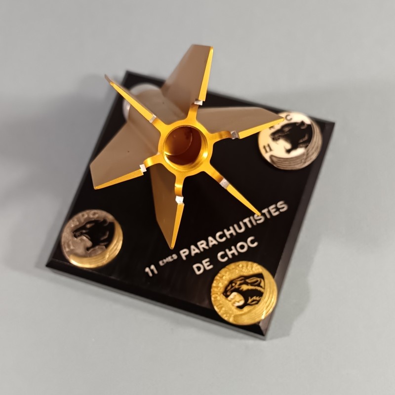 PRESSE PAPIER SOUVENIR DU 11 ème BATAILLON PARACHUTISTES DE CHOC INSIGNES ET EMPENNAGE DE ROQUETTE