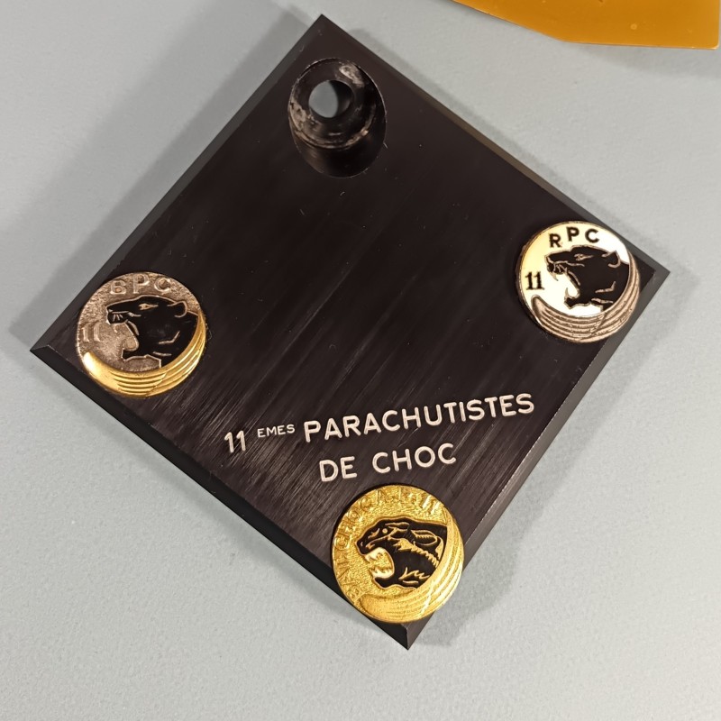 PRESSE PAPIER SOUVENIR DU 11 ème BATAILLON PARACHUTISTES DE CHOC INSIGNES ET EMPENNAGE DE ROQUETTE
