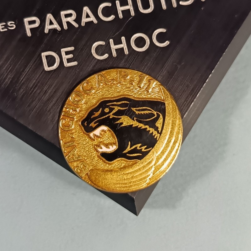 PRESSE PAPIER SOUVENIR DU 11 ème BATAILLON PARACHUTISTES DE CHOC INSIGNES ET EMPENNAGE DE ROQUETTE