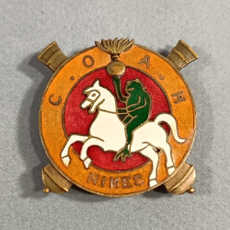 INSIGNE MILITAIRE COAH CENTRE D'ORGANISATION DE L'ARTILLERIE HIPPOMOBILE NIMES FABRICATION CAMUS A PARIS ANNEES 1939-40