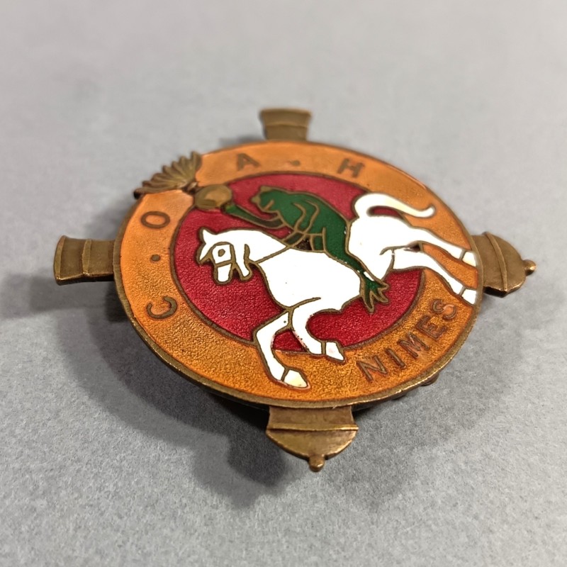 INSIGNE MILITAIRE COAH CENTRE D'ORGANISATION DE L'ARTILLERIE HIPPOMOBILE NIMES FABRICATION CAMUS A PARIS ANNEES 1939-40