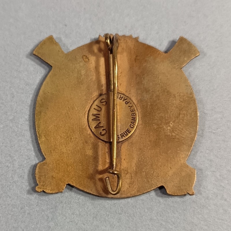 INSIGNE MILITAIRE COAH CENTRE D'ORGANISATION DE L'ARTILLERIE HIPPOMOBILE NIMES FABRICATION CAMUS A PARIS ANNEES 1939-40