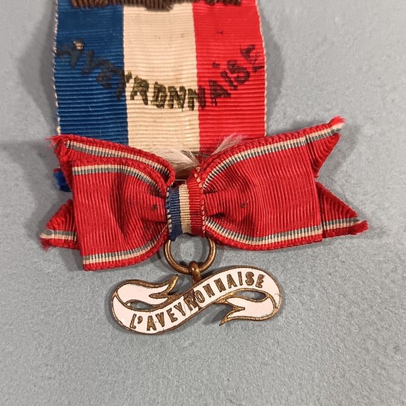 RUBAN DE LA SOCIETE DE SECOUR MUTUEL OU D'ENTRAIDE AVEYRONNAISE ET PETIT NOEUD AVEC MEDAILLE L'AVEYRONNAISE