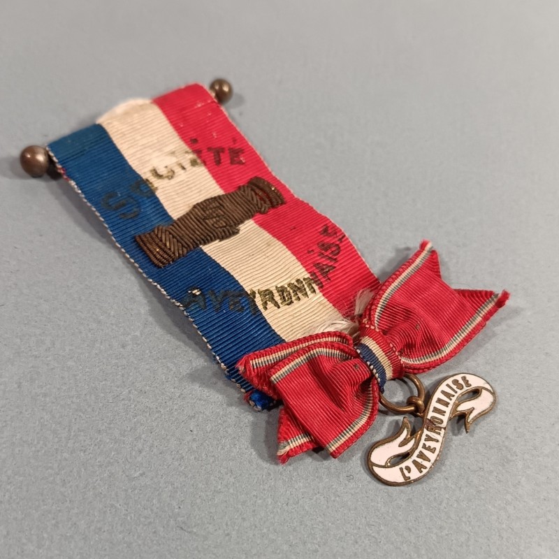 RUBAN DE LA SOCIETE DE SECOUR MUTUEL OU D'ENTRAIDE AVEYRONNAISE ET PETIT NOEUD AVEC MEDAILLE L'AVEYRONNAISE