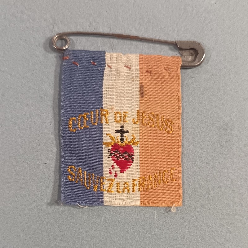 PETIT INSIGNE EN TISSU DU SACRE COEUR DE JESUS PORTE BONHEUR DES SOLDATS DE LA GUERRE 1914 1918
