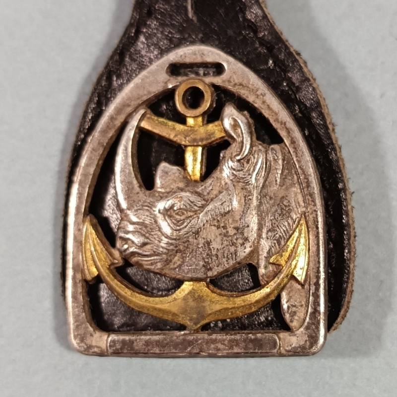 INSIGNE MILITAIRE 8 ème REGIMENT DE CHASSEURS D'AFRIQUE FABRICATION DRAGO PARIS ANNEES 1960