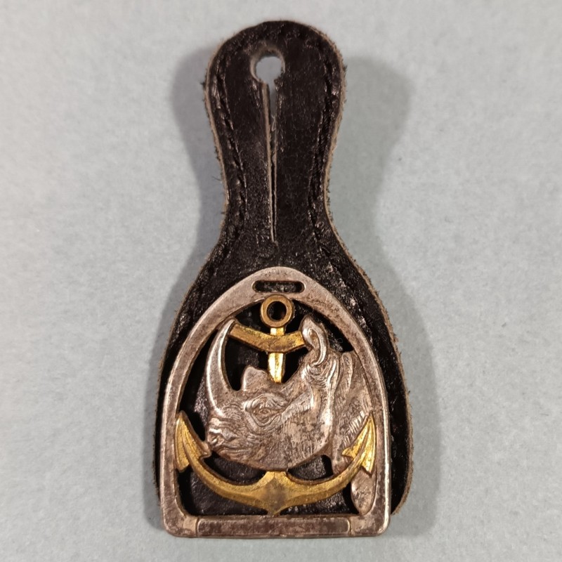 INSIGNE MILITAIRE 8 ème REGIMENT DE CHASSEURS D'AFRIQUE FABRICATION DRAGO PARIS ANNEES 1960