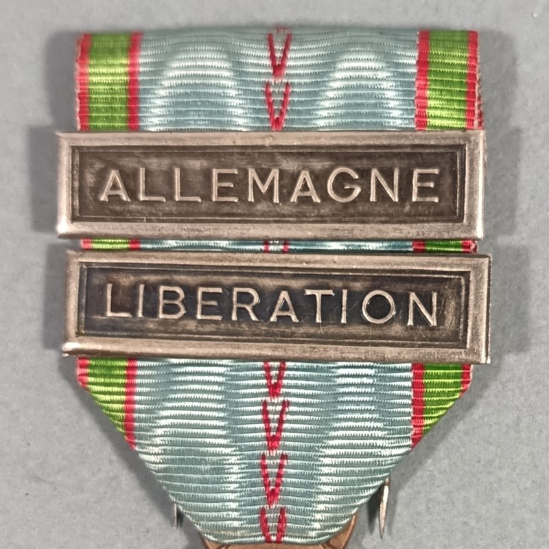 MEDAILLE COMMEMORATIVE GUERRE 1939-1945 ARMEE DE LIBERATION AVEC BARRETTES ALLEMAGNE ET LIBERATION