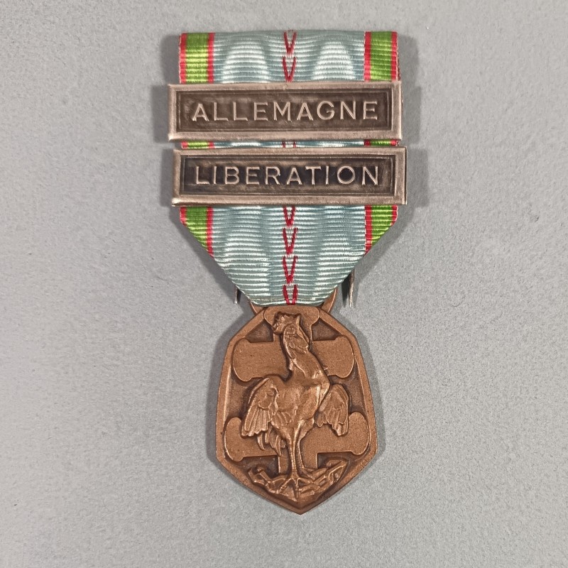 MEDAILLE COMMEMORATIVE GUERRE 1939-1945 ARMEE DE LIBERATION AVEC BARRETTES ALLEMAGNE ET LIBERATION