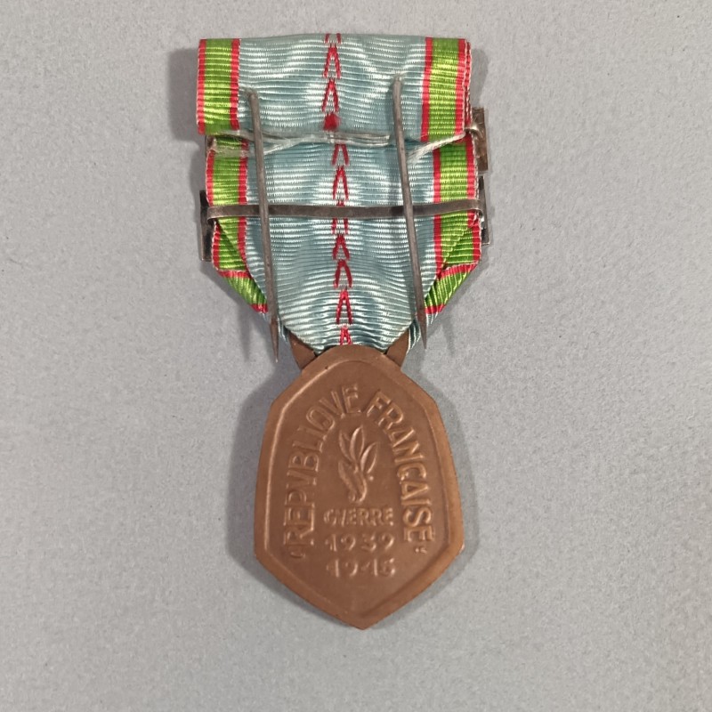 MEDAILLE COMMEMORATIVE GUERRE 1939-1945 ARMEE DE LIBERATION AVEC BARRETTES ALLEMAGNE ET LIBERATION