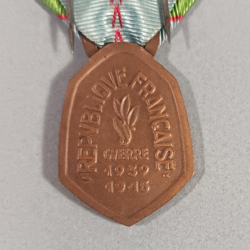 MEDAILLE COMMEMORATIVE GUERRE 1939-1945 ARMEE DE LIBERATION AVEC BARRETTES ALLEMAGNE ET LIBERATION