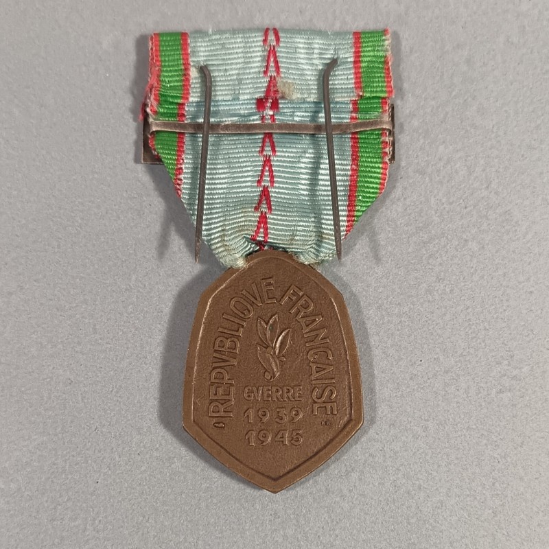 MEDAILLE COMMEMORATIVE GUERRE 1939-1945 ARMEE DE LIBERATION AVEC BARRETTE LIBERATION