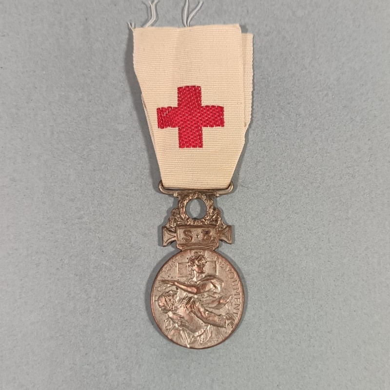 MEDAILLE DE LA CROIX ROUGE FRANCAISE SSBM SOCIETE DE SECOURS AUX BLESSES MILITAIRE ATTRIBUEE A UNE INFIMIERE 1914-1915