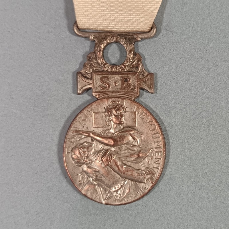 MEDAILLE DE LA CROIX ROUGE FRANCAISE SSBM SOCIETE DE SECOURS AUX BLESSES MILITAIRE ATTRIBUEE A UNE INFIMIERE 1914-1915