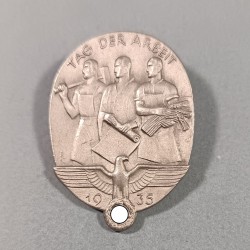 ALLEMAGNE INSIGNE DE JOURNEE DU 1 er MAI 1935 FABRICATION SECONDE GUERRE FR. ZIMMERMANN STUTTGART HAUTEUR 4.7 cm TAG DER ARBEIT