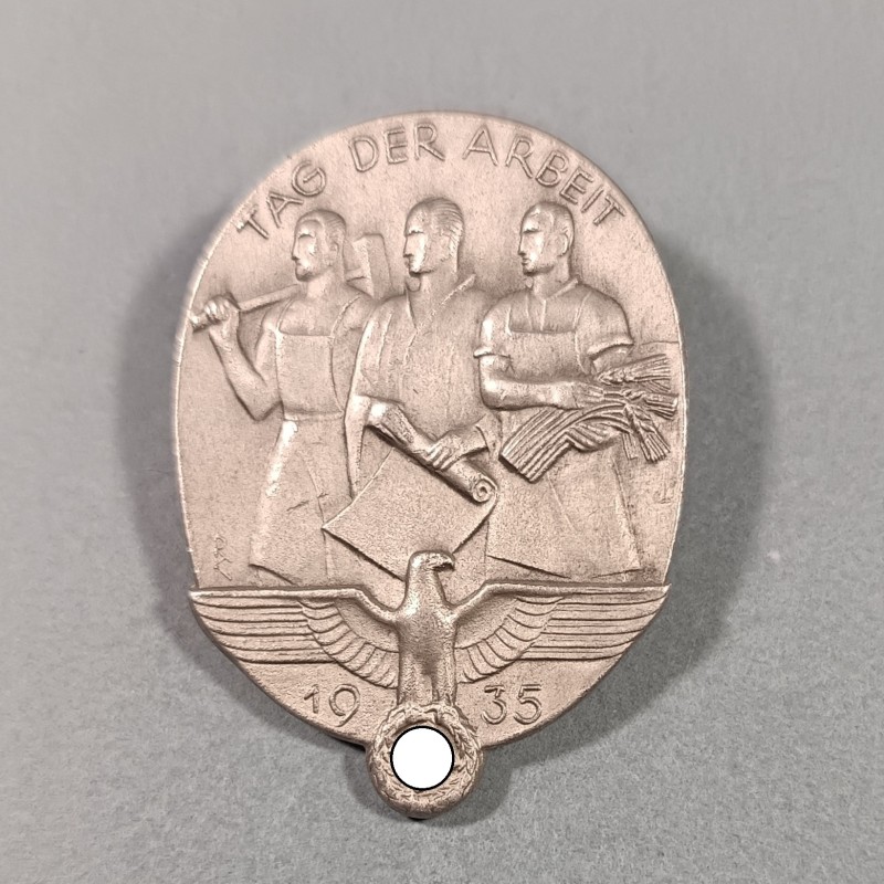 ALLEMAGNE INSIGNE DE JOURNEE DU 1 er MAI 1935 FABRICATION SECONDE GUERRE FR. ZIMMERMANN STUTTGART HAUTEUR 4.7 cm TAG DER ARBEIT