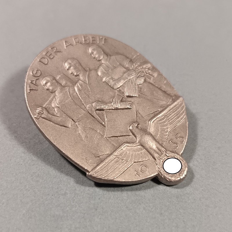 ALLEMAGNE INSIGNE DE JOURNEE DU 1 er MAI 1935 FABRICATION SECONDE GUERRE FR. ZIMMERMANN STUTTGART HAUTEUR 4.7 cm TAG DER ARBEIT