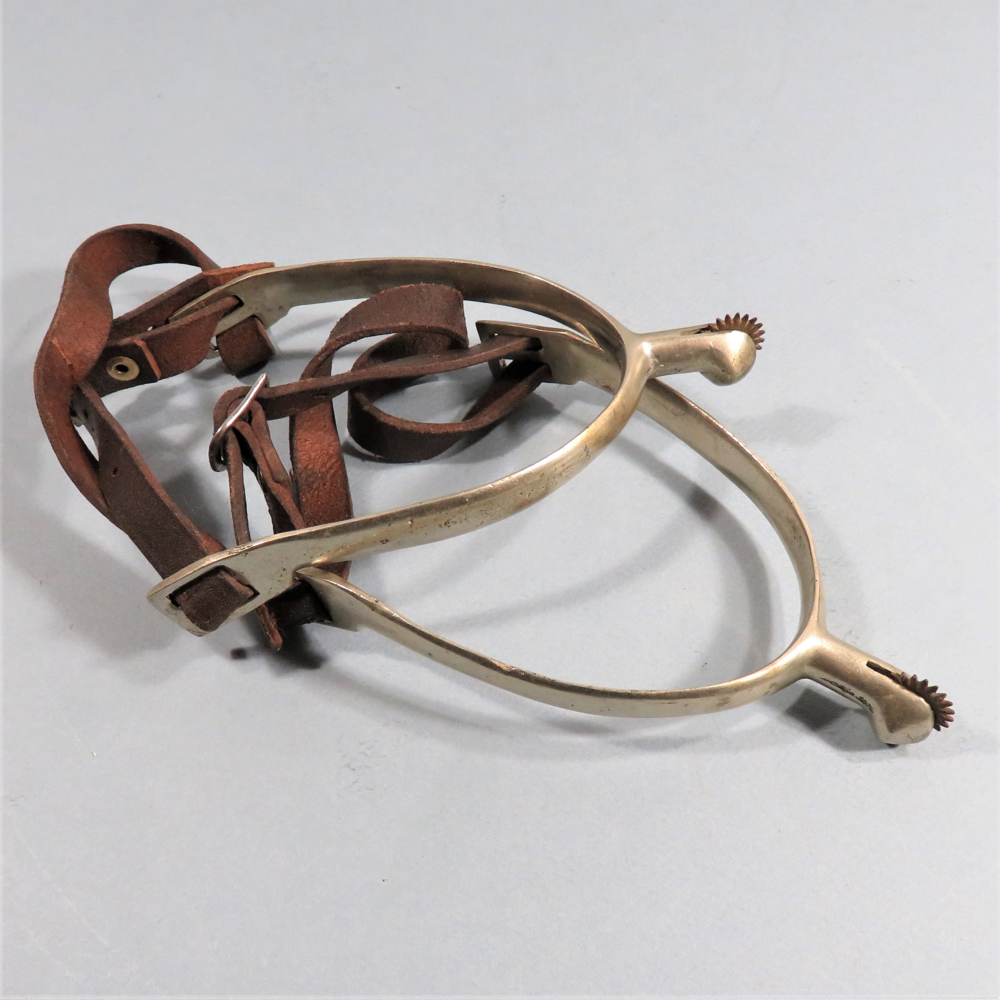 1 paire d'éperons argentés en acier inoxydable avec décoration sculptée pour bottes hommes et femmes pour entraînement équestre, compétition équestre