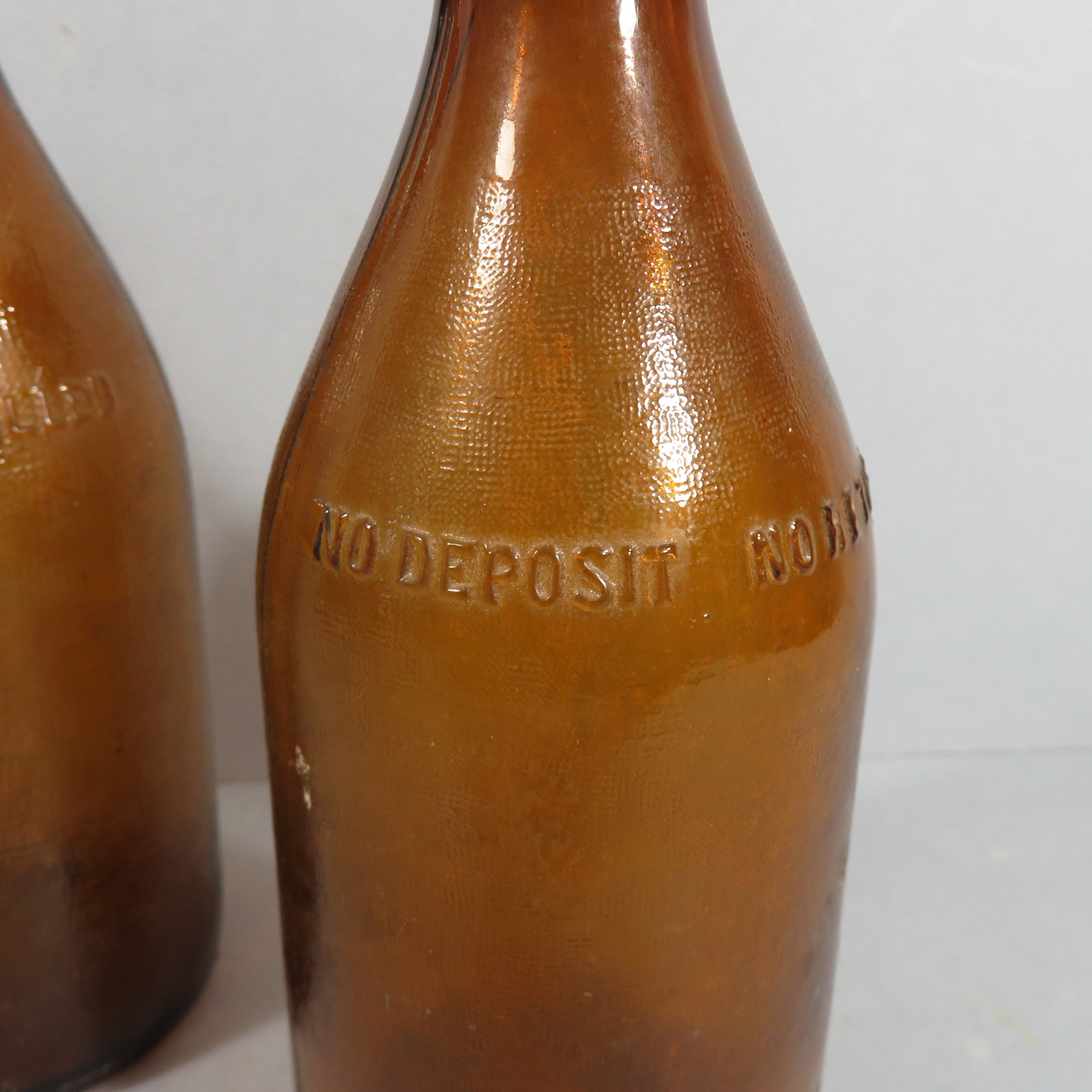 lot-de-2-bouteilles-de-bieres-us-ww2-verre-marron-annees-1940-1950