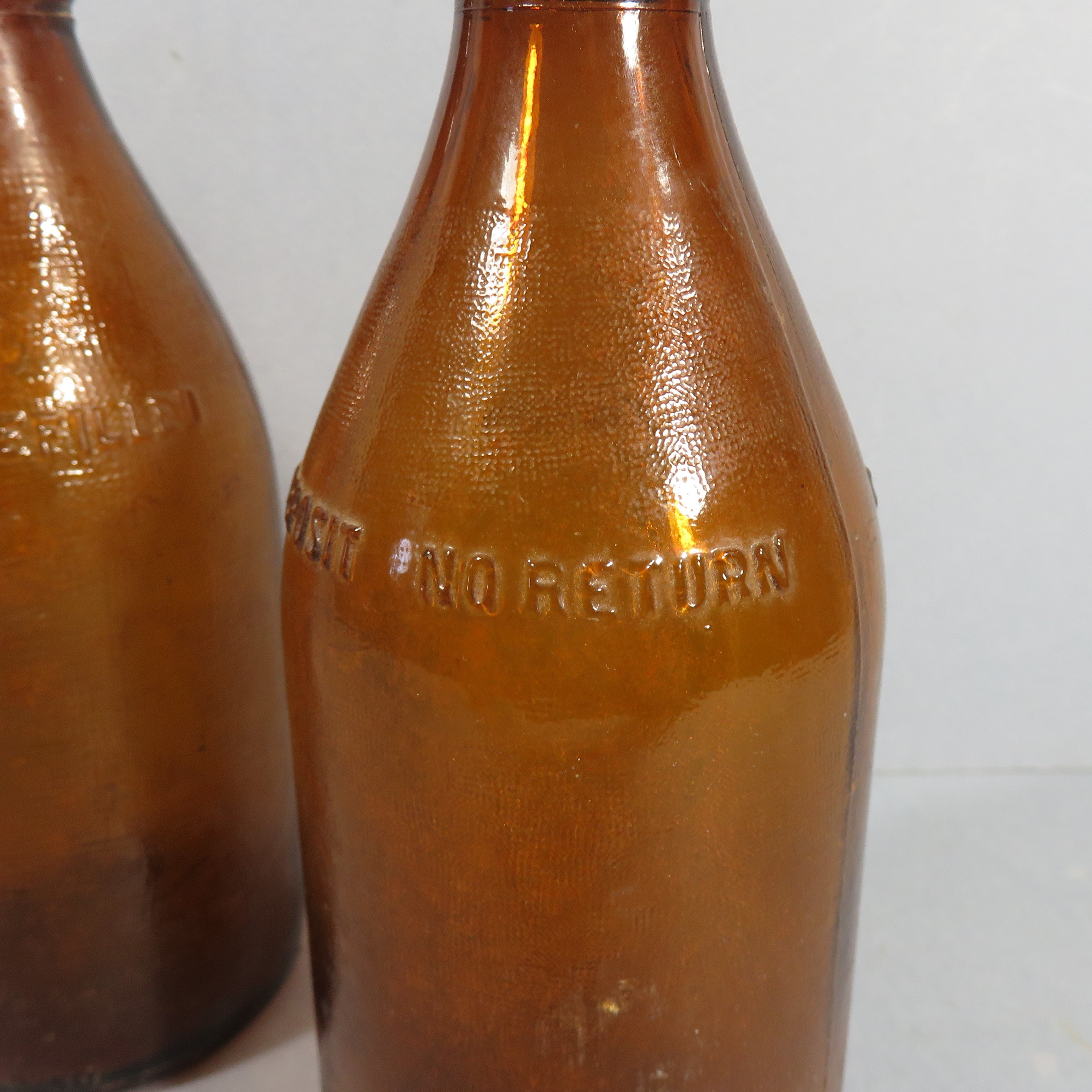 lot-de-2-bouteilles-de-bieres-us-ww2-verre-marron-annees-1940-1950