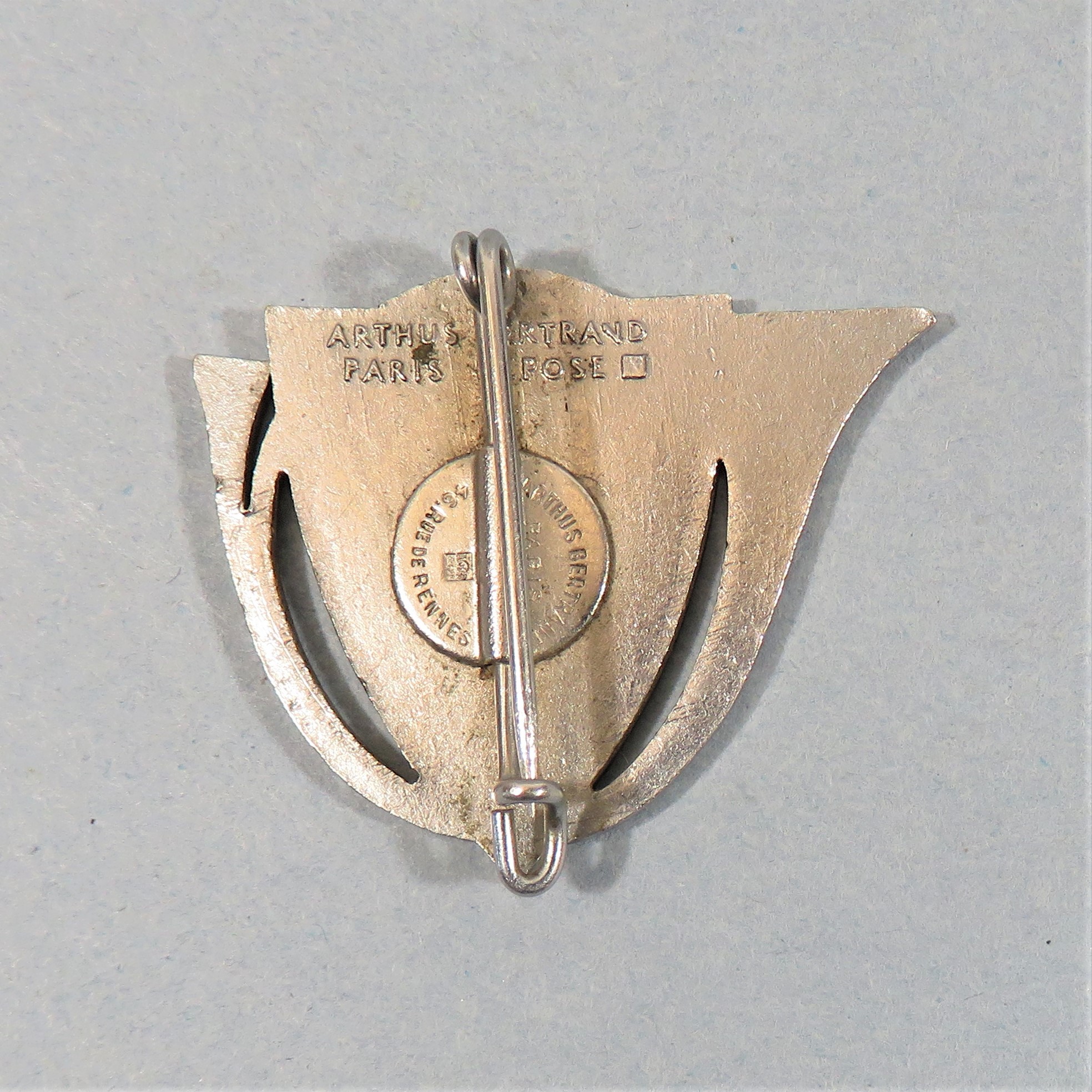 Insigne De Police Français Arthus Bertrand - Matricule 147194, Cuir, Occasion Avec Usures