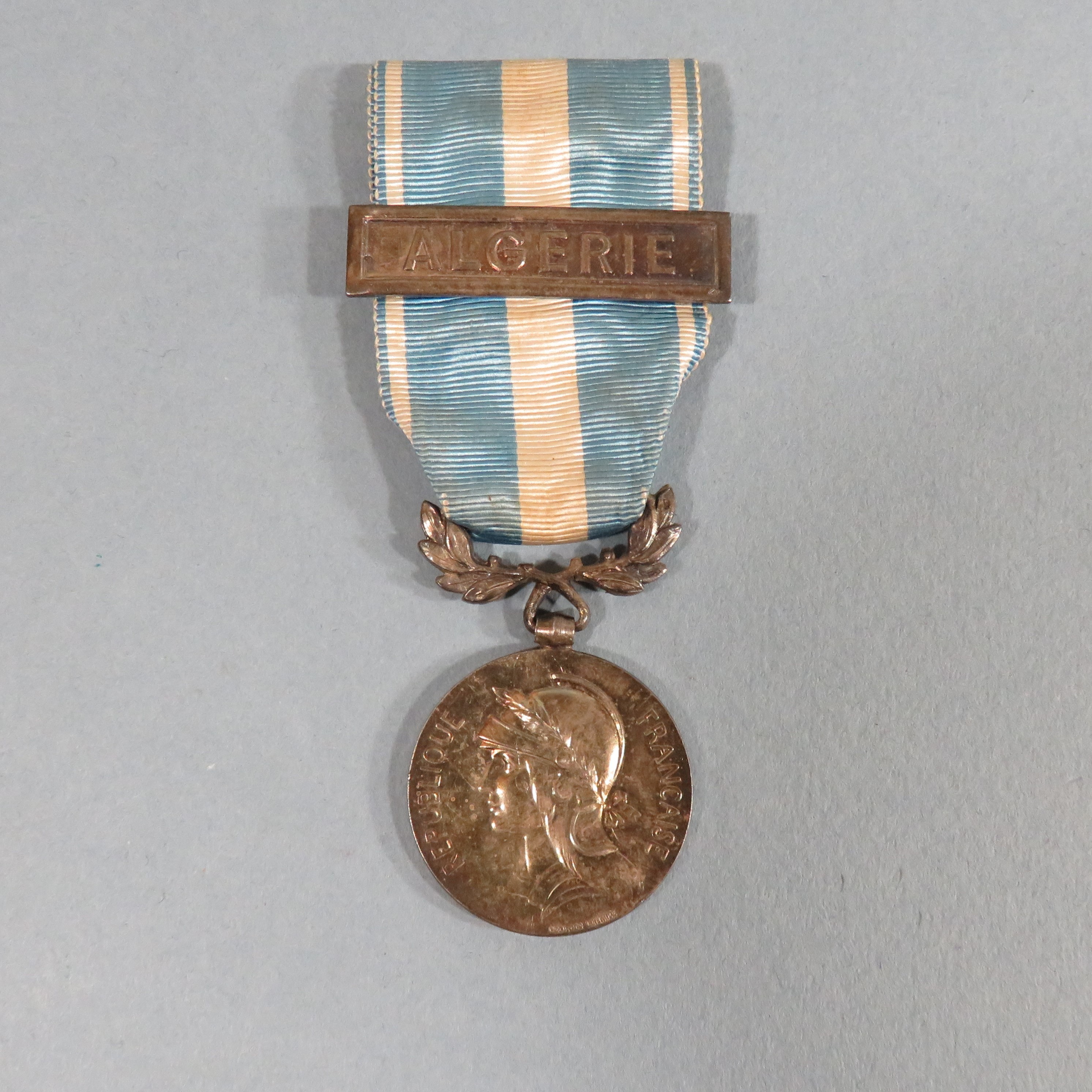 Médaille Coloniale Agrafe Sénégal Et Soudan à Clapet - Insigne Vintage