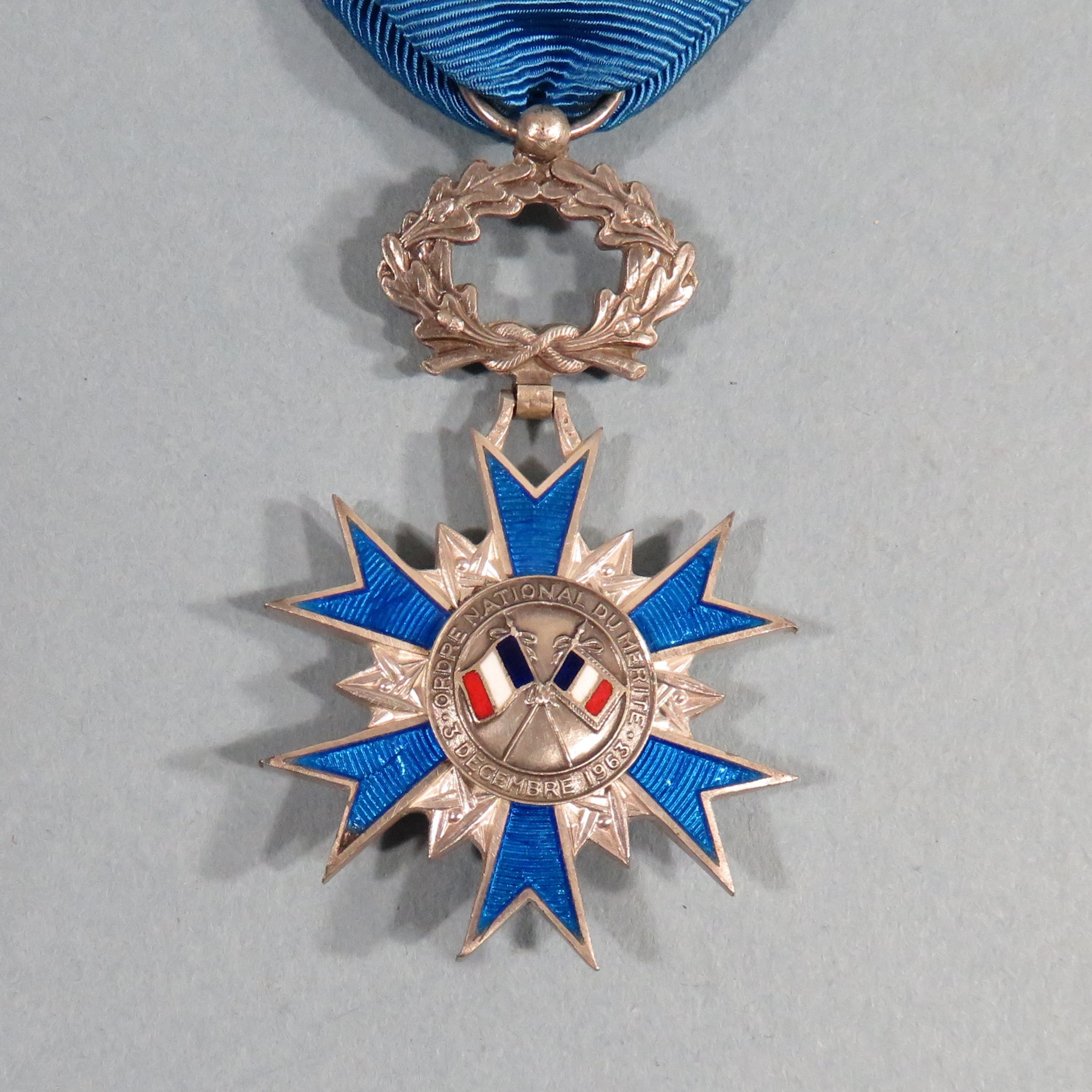 Collier pendentif petit coquillage en plaqué or 18 carats satiné - Un