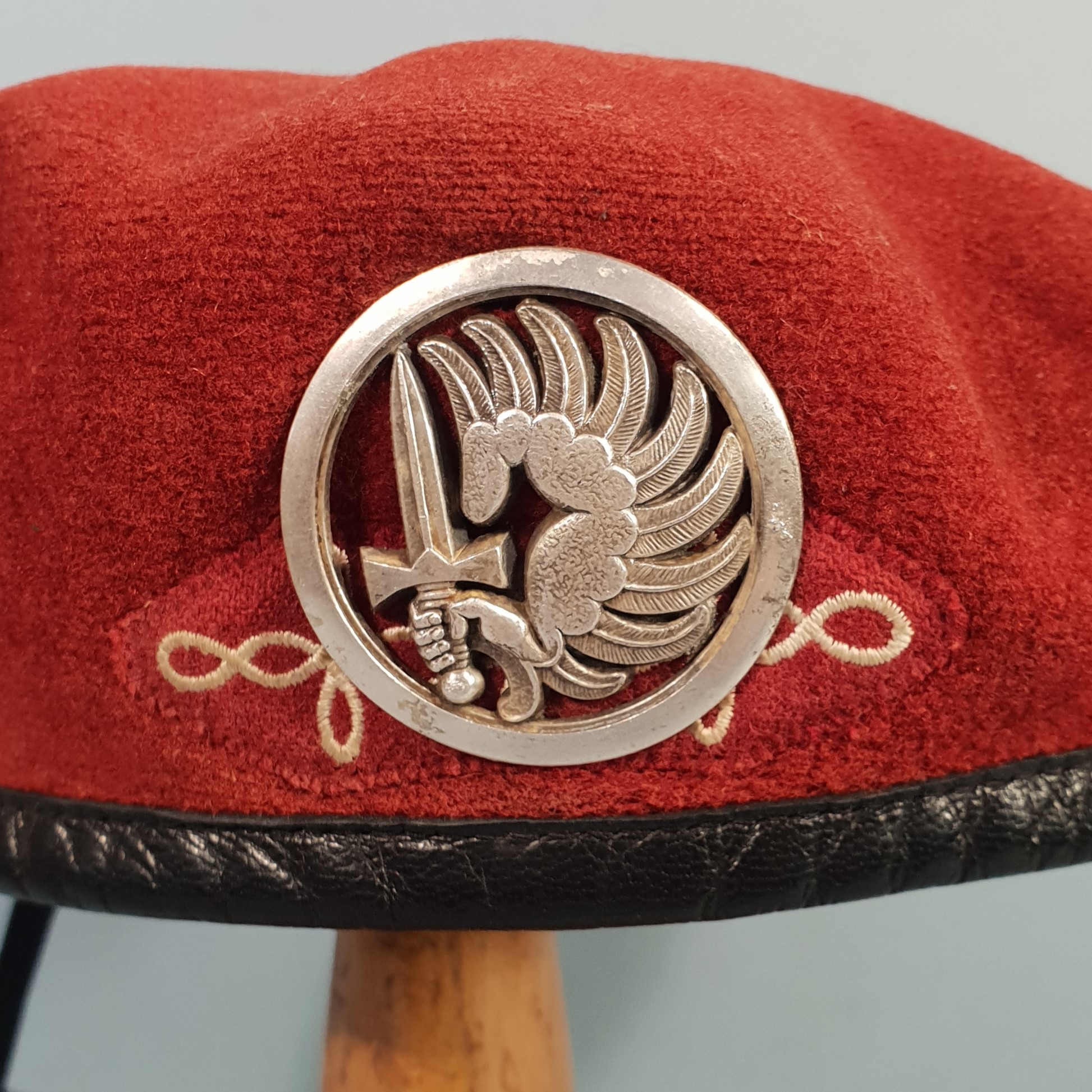 ANCIEN BERET ROUGE PARACHUTISTE INFANTERIE MARINE + INSIGNE - Béret et