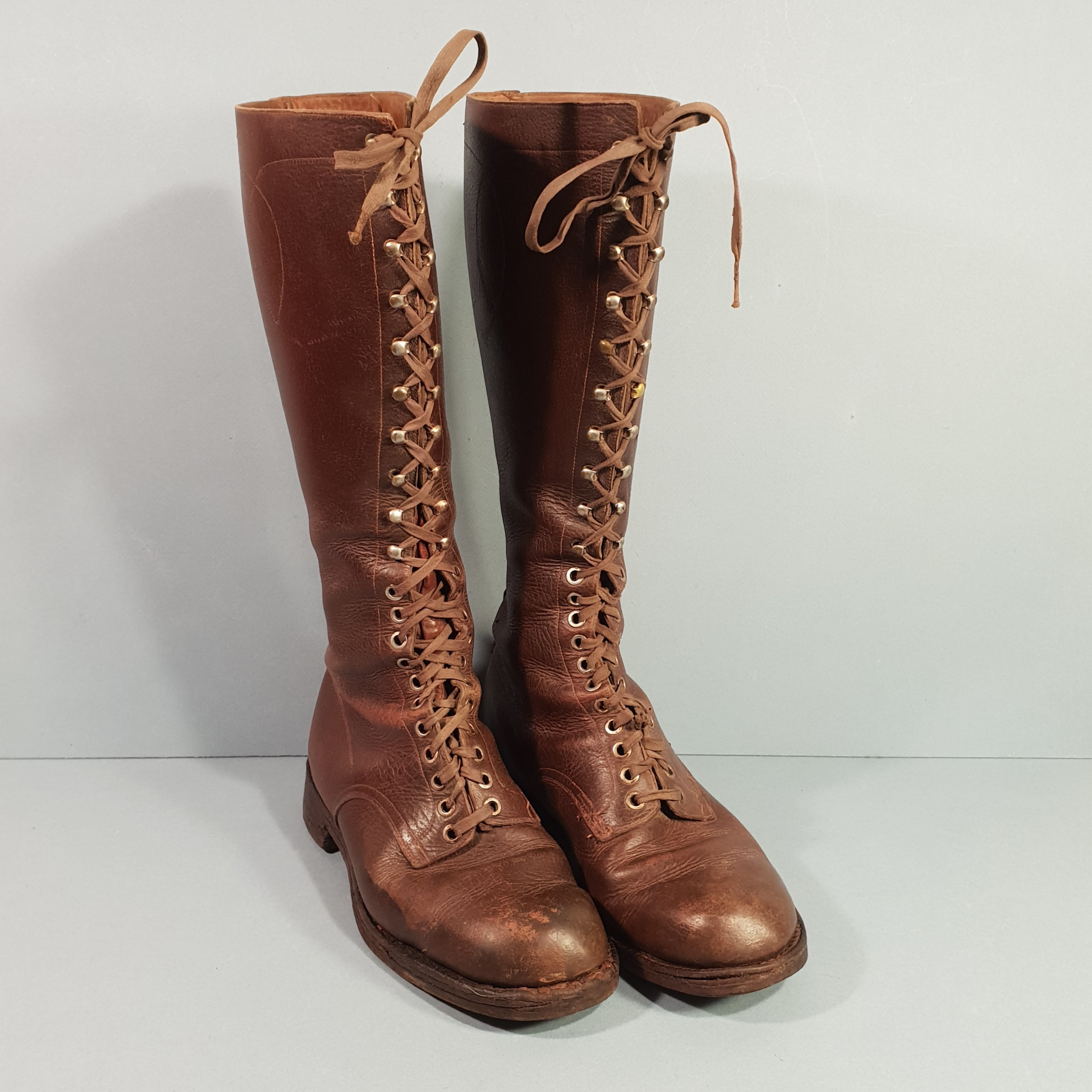 Bottes hautes en cuir d'officier britannique : style polo militaire - France