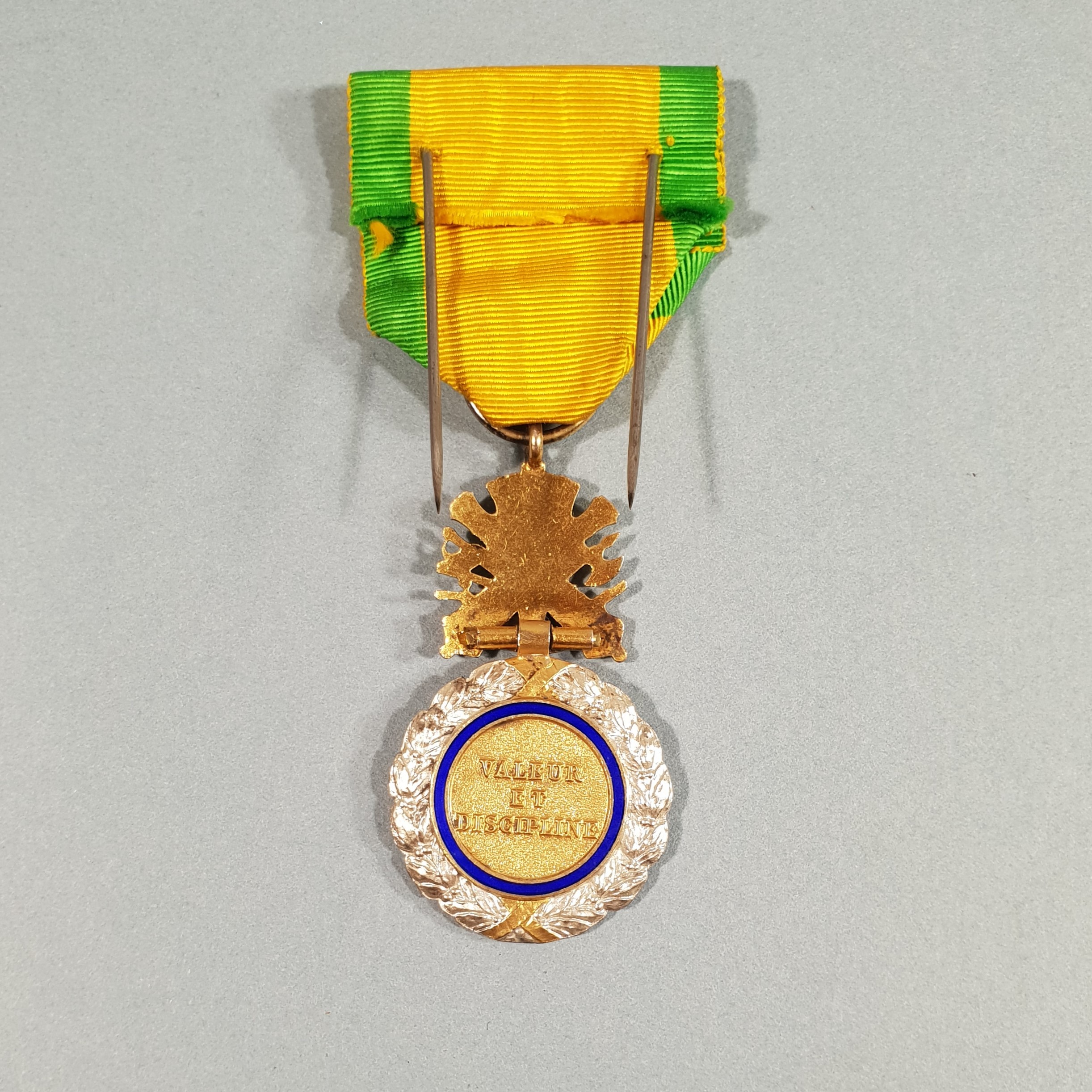 Médaille Valeur Et Discipline – République Française, Insigne De Décoration, Ancien