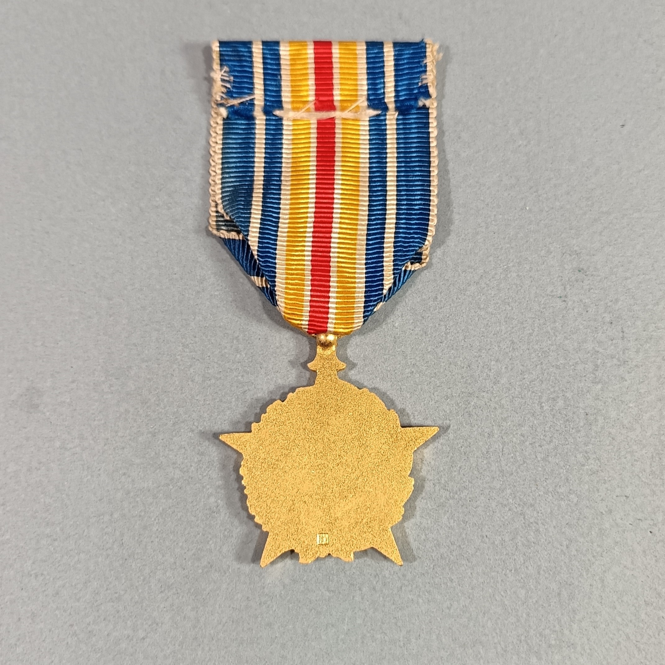 Lot de cinq médailles comprenant : - Une croix de Guerre 1914-1918 en